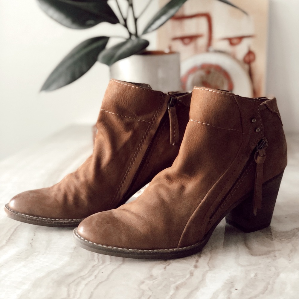 Dolce Vita Brown heeled leather boot with zippers